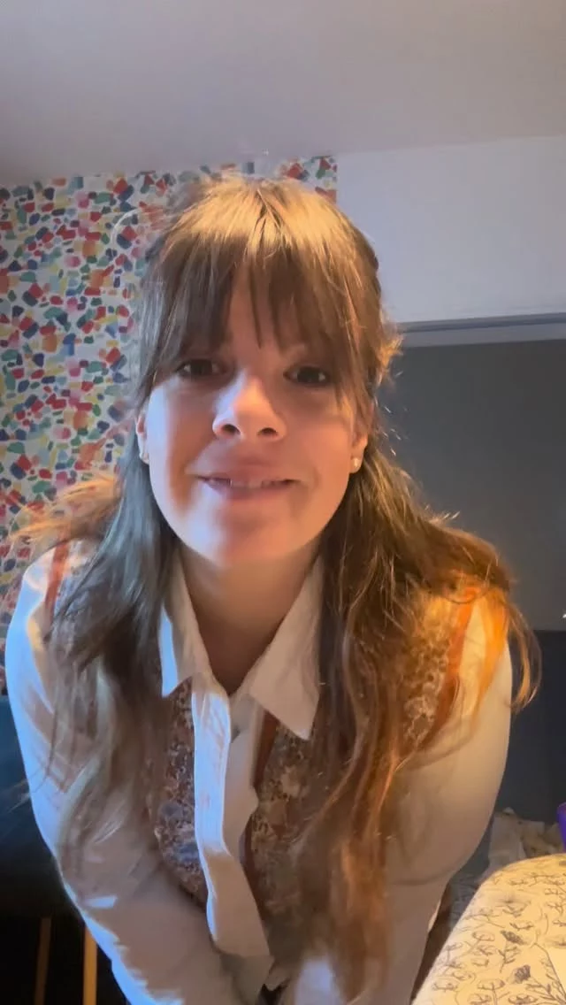 La semaine du 20 au 24 octobre ! ✨
___
Le rendez-vous du vendredi (Oupsi samedi ! 🙈) pour vous montrer les coulisses de mes aventures entrepreneuriales 🤸‍♀️ 
___
Au programme cette semaine :
📦 Des commandes 
🧣 Des foulards
🏃‍♀️ Du footing sous le soleil de @ville_d_angers 
🧵 Deux blouses Justine de @apollinepatterns dans un coton écru @lamaisonnaive et dans le satin de coton Renards bleus
🦊 Une version enfant des renards avec la blouse Rio de @ikateecouture 
🎨 Une chemise Alma de @clematisse.pattern x @madeinestel dans le satin de coton Arty, j’ai juste modifié le col !
📝 Immense joie de voir la vitrine que j’ai peinte pour @lefrancbourgeoisofficiel dans le @beauxarts_magazine 
🌈 Et bien sûr, toujours de la couleur partout !
___
Et maintenant, direction les vacances pour une petite semaine entre amis et en famille ❤️
Des bisous ! ✨
___
#weeklyvlog #rampinettavlog #carolerampinetta #dansmonatelier #mumpreneur #designertextile #createurfrancais #madeinfrance #madeinangers #angers