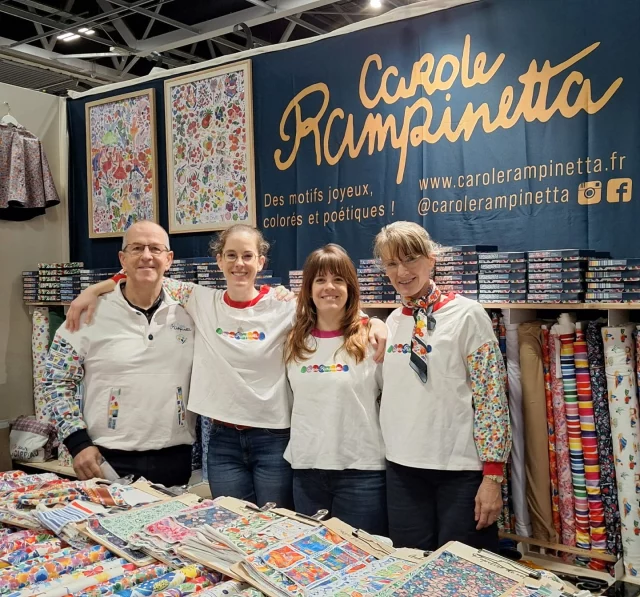 Clap de fin de l’édition 2025 ! ✨
___
Au revoir le CSF ! @salonsdiy 🌈
Merci pour l’effervescence, les rencontres, les sourires ! ❤️
Mention spéciale à mon incroyable team : des ami.e.s en or et une famille parfaite 💗
Et une pensée particulière à mon petit mari et mes amis qui ont travaillé pour la suite sur Angers 🔑
Une chance d’être si bien entourée et une envie folle de continuer à vous diffuser mes couleurs chez vous 🎨
Bisous, beaucoup !
Merci mille fois !
Et à l’année prochaine 🌈
___
#csf2025 #jevaismecoucher #salondiy #paris #cestfoulavie #carolerampinetta #merceriecoloree