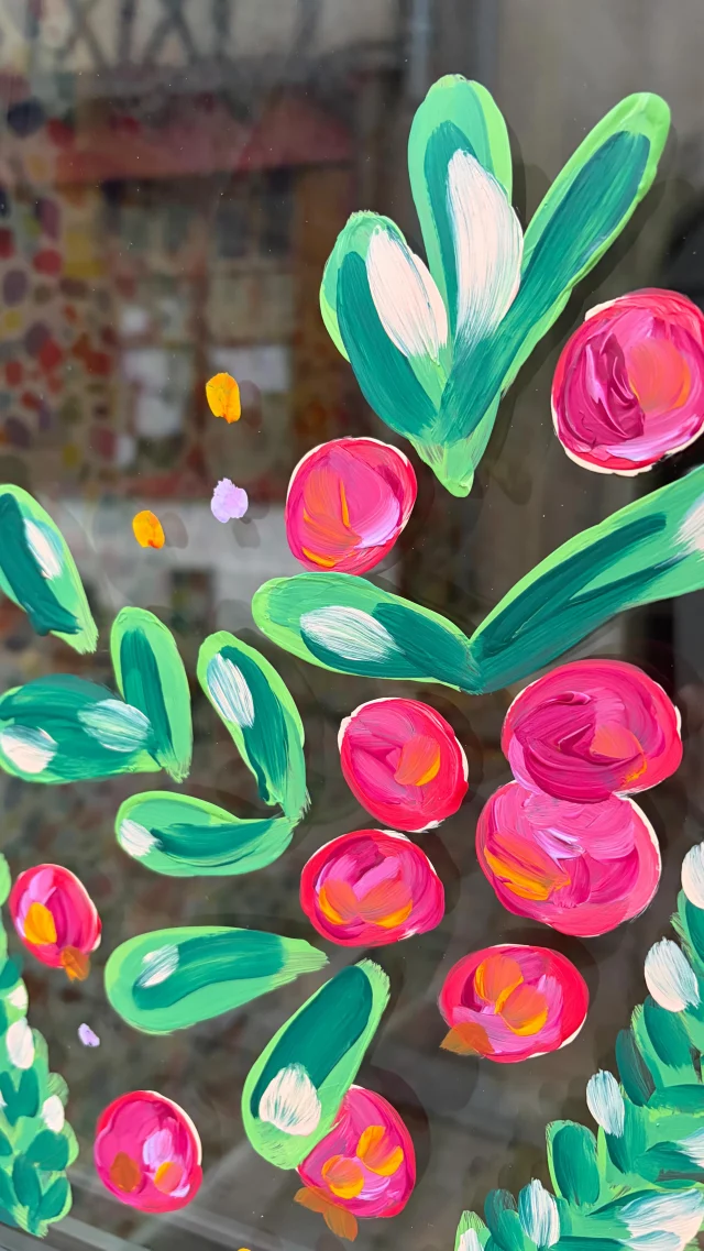 Ouverture de la boutique, J-4 ! 😱
___
Aujourd’hui, je me suis occupée de la vitrine de ma future boutique qui ouvrira samedi 13 décembre ! 🥰
Pour cela, j’ai sorti mes fidèles alliés :
✂️ Stickers vinyle découpés avec ma Cricut maker @cricut_fr @cricut 
🎨 Peinture Flashe de @lefrancbourgeoisofficiel 
___
Des oiseaux, évidement ! Ainsi qu’une touche de Noël pour la porte d’entrée ! 🎄
Alors, ça vous plaît ? 🥰
À demain pour la suite de l’aventure ! ✨
___
#boutique #angers #angersmaville #mercerie #lieucreatif #peintureflashe #lefrancbourgeois #cricut #diy #carolerampinetta