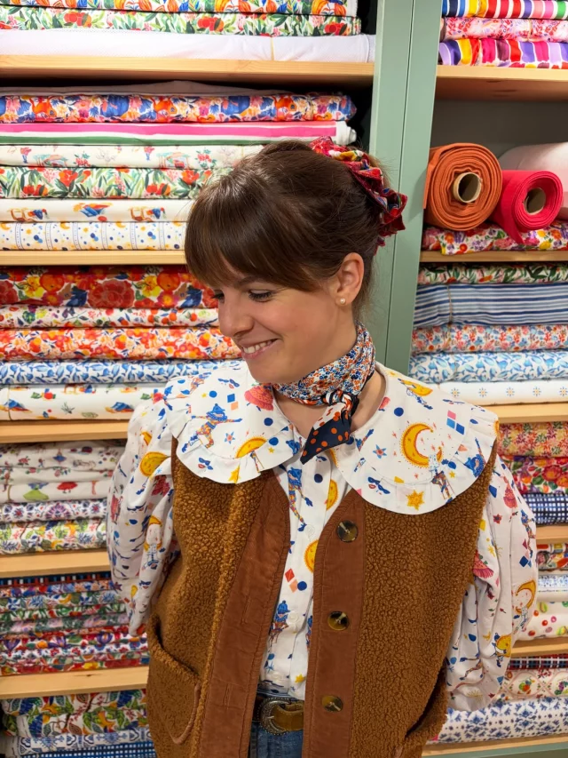 Jour J 🎉
___
Oser rêver grand et y aller étape par étape 💫
Aujourd’hui justement, c’était une belle étape de cette aventure entrepreneuriale créative : le premier jour d’ouverture de mon atelier-boutique en plein cœur du quartier de la Doutre à Angers ❤️
___
Une journée chargée d’émotions où j’ai pu ouvrir encore un peu plus grand la porte de mon univers coloré, de ma scène de théâtre peuplée de motifs ayant chacun une histoire à raconter 📚
Et vous avez été au rendez-vous, par vos passages, par vos mots, par vos attentions 🥹
___
J’ai une chance inouïe d’être magnifiquement bien entourée 🥹
Mille mercis à ma famille, mes ami.es, mes proches et tout celles et ceux qui croient, parfois plus que moi, à tous ces projets aux teintes arc-en-ciel 🌈 
___
Impossible pour moi de ne pas porter ce motif « Commedia » pour un jour comme celui-ci 🎭
Parce que si la petite Carole de 12 ans, malgrés toutes ses failles, n’avait pas foulé les planches d’un théâtre avec des rêves plein la tête… la (un peu plus) grande Carole de 32 ans, ne chercherait pas à tout prix à les réaliser aujourd’hui ✨
___
La vie est trop courte pour la peindre en gris 🎨
Des bisous colorés et j’espère à très vite au 6 rue Lionnaise 😘
___
#mercerie #boutique #angers #angersmaville #carolerampinetta #boutiquecreative #couleurspartout #designtextile #madeinangers