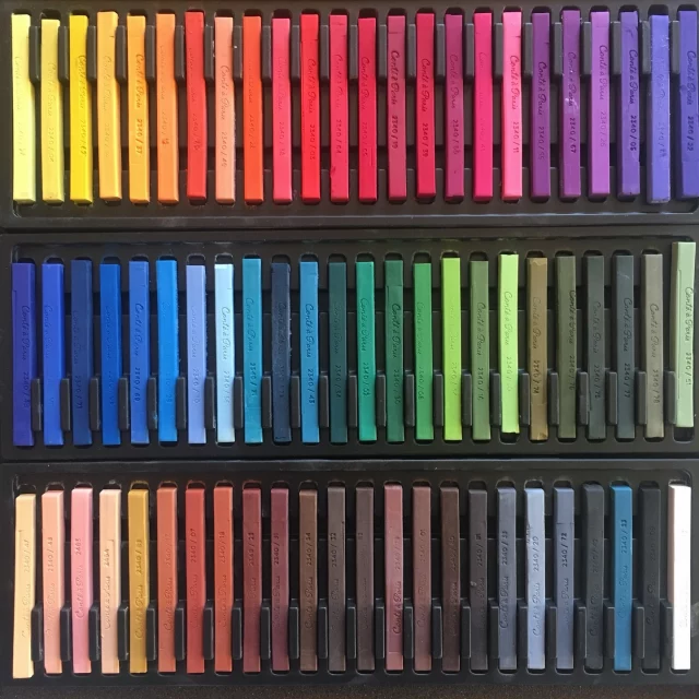 2016 ✨
___
@atelierlealg m’a mise au défi de succomber à la trend, alors ni une ni deux, je suis allée fouiller dans mes disques durs externes pour retrouver la Carole de 2016 🙈
___
1. Je faisais beaucoup de photos de détails et surtout ce qui était très coloré 🌈
2. J’habitais à Paris, ma ville de cœur pour toujours ❤️
3. Amoureuse de Paris et de celui qui allait devenir mon mari quelques années plus tard 🥰
4. J’avais les cheveux très longs 🤓
5. Les filtres Snapchat, so 2016 🐶
6. Je rêvais d’être actrice ✨
7. Je passais ma vie dans une salle de théâtre 🎭 
8. Être sur scène 🎬 
9. Plein de voyage cette année, et de week-end entre copains 💃
10. Mes pieds sur un canoë 🛶 
11. Mes pieds après le canoë 🔥
12. Sur scène encore et encore 💫
13. Une vraie passion ❤️‍🔥 
14. Je cousais déjà mes robes 👗 
15. Et des costumes de scène aussi 🧵
16. J’étais fournisseur officiel de Noeud papillon pour mon amoureux et tous ses copains 🎀
17. Ma frange était comme bien souvent, beaucoup trop longue ✂️
18. J’essayais de prouver à mes sœurs que j’avais des yeux noisettes et non marrons 🍁
___
Une chouette année 2016 🥰
Merci Léa de m’avoir « obligée » à me replonger dans les souvenirs 😁❤️ 
___
#2016 #memories #10ans #trend