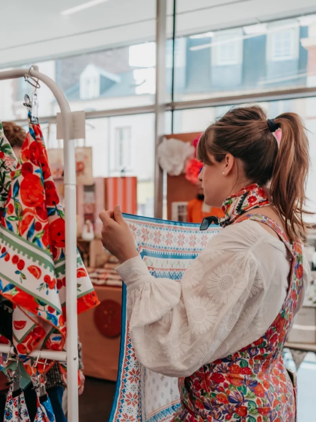 Vous rencontrer ❤️
___
Après le @brunchdescreateurs de Rennes et le @bruxelles.festivaldufil de Bruxelles, je vous retrouve du 15 au 18 avril prochain pour le salon @pourlamourdufil de Nantes ! 🎉
___
L’occasion d’échanger à nouveau avec vous et de vous présenter tous mes motifs dessinés à la main et imprimés sur tissus, foulards, puzzles, papiers peints et papeterie 🎨
Des illustrations hautes en couleurs pour des projets couture et de décoration vitaminés ❤️
____
📸 : @leanavidi / @agencedemain 
___
#pourlamourdufil #tissusaddict #carolerampinetta