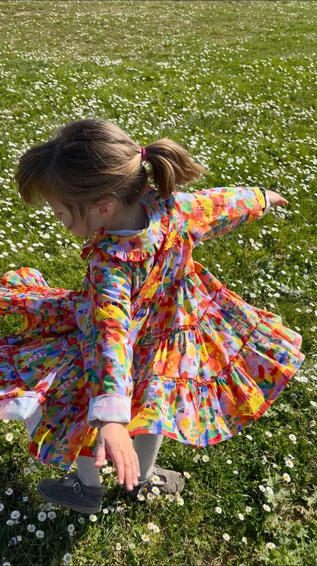 Palette 🎨
___
En satin de coton, un bonheur à coudre pour un vêtement qui explose de couleurs 🌈
___
Vous reconnaissez peut-être la robe qui tourne tourne tourne 🙈
Un patron maison qui j’espère verra le jour cette année pour que vous puissiez vous aussi coudre des robe qui tournent 🧵
___
« Palette » est disponible sur mon site internet carolerampinetta.fr ❤️
Mais aussi dans ma boutique au 6 rue Lionnaise à @ville_d_angers ☀️
Et sur mon stand pendant le salon de Nantes @pourlamourdufil 🪡
___
#merceriecreative #carolerampinetta #coudrepourmafille