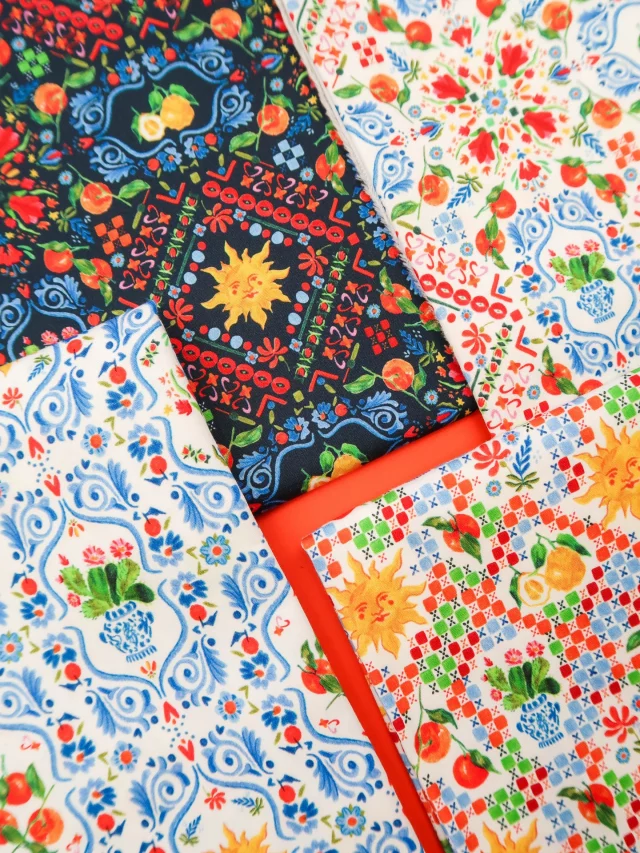 Majolique ☀️
___
Le motif inspiré de la Sicile est décliné en 4 versions 🥰
> Majolique (photo 3)
> Majolique Marine (photo 4)
> Majolique Azur (photo 5)
> Majolique carreaux (photo 6)
___
J’y vois un terrain de jeux infini pour la couture en mélangeant ces 4 versions : à vous les frises, les volants, les empiècements et pourquoi pas une couverture en patchwork ? 😍😍😍
___
Vous pourrez retrouver ces 4 motifs sur différentes matières :
👔 Satin de coton (les 4 versions)
👙 Lycra bi-stretch (Majolique marine)
🩳 Tissu short de bain (Majolique marine)
👕 Jersey de coton (Majolique)
👗 Twill de viscose (Majolique et majolique marine) 
____
De quoi coudre et s’amuser pour un dressing estival de folie ✨
Hâte de voir ce que vous allez créer avec vos machines à coudre 🧵 
Bisous ensoleillés 🌞
___
#escalesmarines #majolique #motifcolore #carolerampinetta