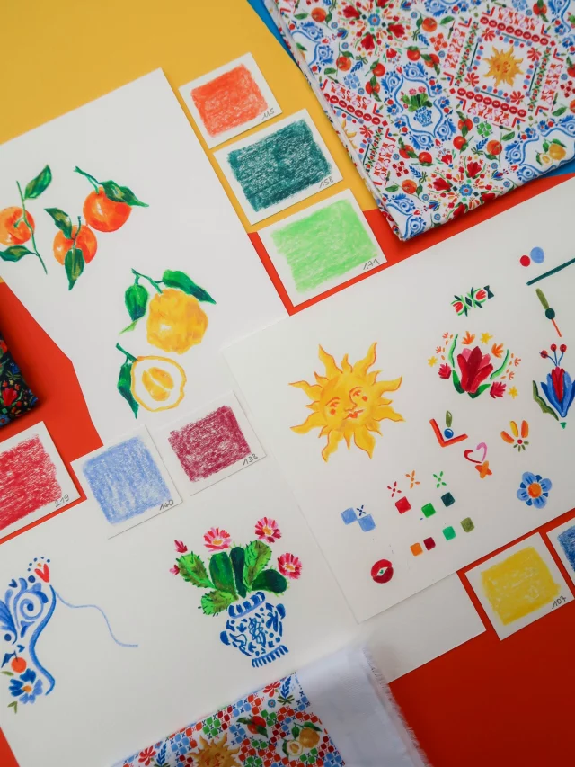 Majolique ☀️
___
Première escale, les îles méditerranéennes 🌊
Et avec elles, la Sicile, terre de soleil et de couleurs 🎨
Souvenir d’un voyage en duo, cette île a une place très spéciale dans mon cœur puisque c’est à notre retour que mon amoureux m’a demandé si je voulais bien rester avec lui pour toujours 🥹💍
___
Pour ces illustrations, inspirées des Majoliques, carreaux siciliens, j’ai choisi les crayons de couleurs Polychromos de @fabercastellglobal et les Luminance de @carandache 🖍️
Bien évidemment, les agrumes étant un de mes sujets à dessiner préférés, je ne pouvais pas ne pas rajouter un citron cédrat et des clémentines des îles de Méditerranée 🍋🍊
Un trio de motifs que vous pouvez apercevoir un peu parmi ces photos et que je vous dévoilerai plus en détails tout bientôt 🙈
J’espère que cette première escale vous plaira, j’ai hâte de vous montrer la suite ❤️
___
La collection « Escale marine » sera disponible en pré-commande sur une sélection de matière du 4 au 17 mai ☀️ sur www.carolerampinetta.com ou en boutique au 6 rue Lionnaise à Angers 🌴
___
#nouvellecollectionmotifs #escalemarine #majolique #carolerampinetta