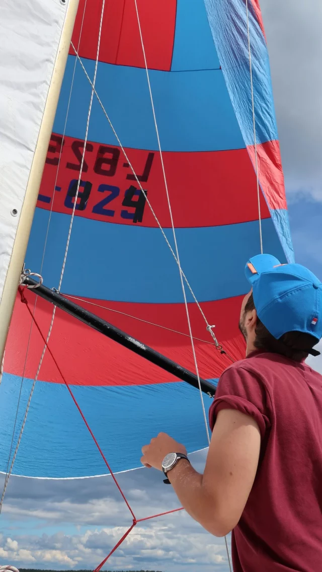 Escales marines 🌊
___
Un petit live improvisé pour vous parler de la collection été 2026 ☀️
Elle a été (et l’est encore) challengeante sur pas mal de points dans un équilibre qui reste encore à peaufiner avec l’ouverture de mon atelier/boutique 🙈
___
La communication sera à mon image, spontanée, solaire et colorée et j’espère sincèrement qu’elle vous plaira ❤️
___
Une grande collection car j’avais envie de renouveau, de motifs plus mixtes, d’habiller toutes les familles avec mes couleurs préférées 🎨
Un thème qui appelle au voyage : les îles 🏝️
Escales marines, c’est un tour du monde en 4 étapes :
☀️ escale Méditerranéenne
⛵️ escale Bretonne
🌴 escale Créole
🐚 escale Pacifique 
___
C’est donc parti pour un voyage de 4 semaines, escale après escale pour vous présenter tous ces motifs gorgés de soleil 🌞 
La collection sera disponible en pré-commande pendant 2 semaines, du 4  au 17 mai 🌸
___
J’espère sincèrement que vous serez au rendez-vous et je vous dis à très vite : première étape, les îles méditerranéennes 😎
Bisous 😘 
___
#nouvellecollection #motifscolores #carolerampinetta #escalesmarines