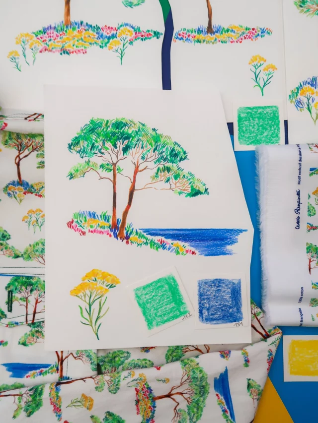 Pinède 🌲
___
Des pins parasols et des fleurs jaunes « immortelles », direction la Corse, terre de mes ancêtres ✨
Pour l’occasion, j’ai sorti mes crayons de couleurs Polychromos de @fabercastellfrance 🖍️
On continue donc notre périple dans les îles méditerranéennes pour la collections été « Escales marines » 🌊
___
Vous pourrez retrouver Pinède sur différentes matières :
👔 Satin de coton
👕 Jersey de coton
👖 Gabardine de coton 
Et cette fois-ci, c’est un vêtement masculin que j’ai cousu pour vous montrer le rendu 🥰
On se retrouve demain pour la suite ? ☀️
___
#escalesmarines #pinede #carolerampinetta