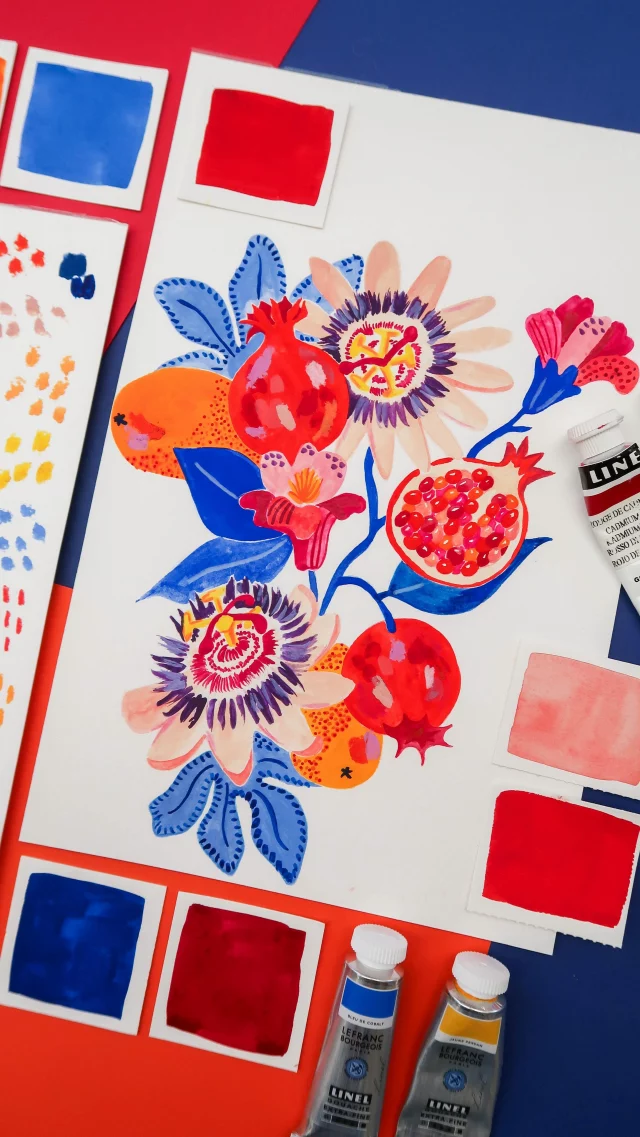 Grenadine 🌸
___
Un petit aperçu du processus créatif pour dessiner le dernier motif de la capsule « Escales Méditerranéennes » de la collection été « Escales marines » 🎨
Quand je vous disais que cette collection avait été « challengeante » à illustrer, en voici un exemple qui m’a fait imaginer le motif d’une façon différente qu’habituellement 🙈
L’idée est venue dans mon atelier à mon domicile mais tout mon matériel créatif était dans mon atelier-boutique 🎨
J’ai donc dessiné le motif au raccord sur papier au crayon de bois et ai procédé à la mise en couleur ensuite. Cela faisait longtemps que je n’avais pas réalisé un motif de cette façon, voici donc l’histoire derrière « Grenadine » 🥰
___
Des Grenades et des passiflores, pour un motif gorgé de soleil aux fruits qui naissent dans les vergers des îles méditerranéennes 🍊
Il existera dans trois teintes, aux différences subtiles mais restera, je pense, mon motif préféré de toute la collection ❤️
___
Multi-techniques, j’ai utilisé 
🎨 la gouache Linel de @lefrancbourgeoisofficiel 
🖼️ l’aquarelle de @lanouvellevaguecouleurs 
🖍️ les pastels à l’huile de @sennelier1887 
___
On se retrouve très vite pour vous présenter le motif qui découle de ces illustrations 🥰
___
#escalesmediterranenne #madeinangers #passiflore #grenade #carolerampinetta