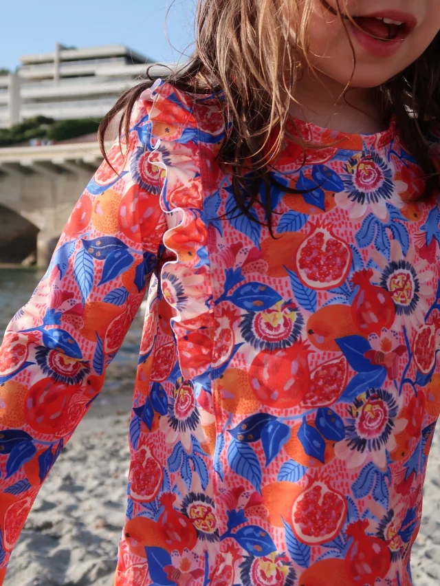 Grenadine rose 🌸
___
Et voici le motif Grenadine cousu en Lycra pour ma mini 🥰
Côté patrons, j’ai choisi de coudre :
👚 le t-shirt Sara de @studioschnittreif 
👙 le bas du maillot Bahia de @petitsdom 
___
Je suis en fondance extrême mais j’avoue n’avoir aucune objectivité pour cette petite personne 😍😍😍
L’été arrive, avec lui la nouvelle collection « Escales marines » et plein de lycras pour des maillots colorés ☀️
Sautez le pas et cousez le votre cette année 🧵
___
Les nouveaux motifs seront disponibles en pré-commande du 4 au 17 mai sur mon site internet et en boutique ✨
___
#jecoudspourmafille #maillotdebain #escalesmarines #carolerampinetta