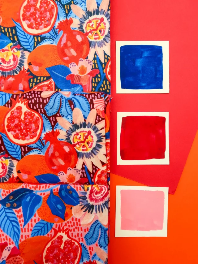 Grenadine 🌸
___
Voici mon motif préféré de la collection été « Escales marines » 😍
3 teintes de fonds aux différences subtiles : Navy, Violine et Rose 🎨
J’ai hâte de vous faire découvrir mon ensemble cousu dans l’une de ces teintes, à votre avis, j’ai choisi laquelle ? 🥰
___
Grenadine sera disponible en :
👔 Satin de coton (les 3 teintes)
👗 Twill de viscose (les 3 teintes)
👖 Gabardine de coton (les 3 teintes)
👙 Lycra bi-stretch (les 3 teintes)
🩳 Short de bain (Violine)
___
La collection « Escales marines » sera disponible en pré-commande du 4 au 17 mai sur mon site et en boutique à Angers ✨
Elle est composé de 4 capsules, et on arrive bientôt à la fin de la présentation de « Escales méditerranéennes » ☀️
___
#escalesmarines #grenade #passiflore #motif #carolerampinetta