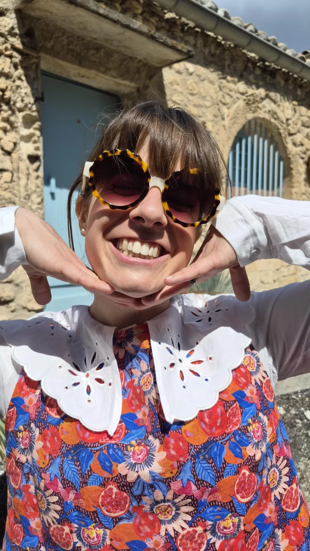 La joie de la couture 😍
___
Ce motif « Grenadine » c’est mon préféré de la collection et je n’avais qu’une hâte : le coudre ! 🧵 
Ici, j’ai choisi la version Violine en gabardine de coton pour confectionner un ensemble et je suis trop fan du résultat ! 🙈
Vous aussi vous l’avez, cette satisfaction d’essayer une tenue cousue-main et de la porter en dehors de votre atelier ? ☀️
___
Côté patrons, j’ai choisi :
👖le pantalon Oxane de @cha_coud 
👚 le top Alice de @maeli.paris 
👔 la chemise blanche vient d’une commerce, je l’ai trouvé à Noirmoutier !
___
J’aime tellement ce motif qu’il est fort possible que j’ai cousu d’autres versions pour ma Clémentine 🍊
Et vous, allez vous craquer ? ✨
___
La collection Escales Marines sera disponible en pré-commande du 4 au 17 mai sur carolerampinetta.com ou en boutique au 6 rue Lionnaise à Angers ☀️
___
#escalesmarines #pantalonoxane #topalice #carolerampinetta