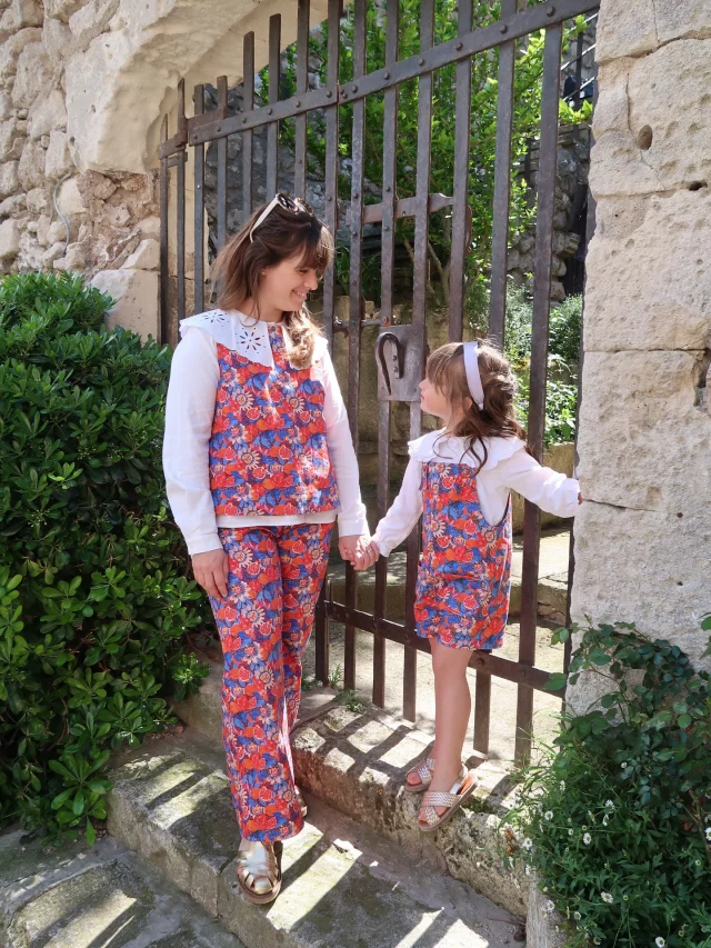 Matchy matchy ✨
___
Un dernier shot de Grenadine en duo avec ma Clémentine 🍊
Gabardine en Marine pour elle et en violine pour moi 👖
___
Pour les patrons :
🍊 salopette Fauvette de @marmai_patterns 
☀️ Pantalon Oxane de @cha_coud et top Alice de @maeli.paris 
___
La semaine prochaine, on démarre les présentations d’une nouvelle capsule : direction la Bretagne ⛵️
Bisous iodés ❤️
___
#grenadine #tissuaddict #mercerieenligne #carolerampinetta
