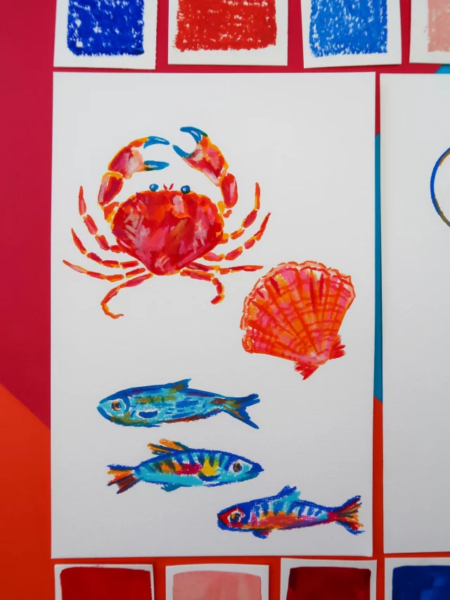 Retour de pêche 🦀
___
J’ai sorti tous mes pastels à l’huile de @sennelier1887 et mes crayons Neocolor de @carandache pour le motif appelé « Retour de pêche » 🐟
Des illustrations iodées pour un design breton à souhait ! Vous avez une idée du motif qui peut en découler ? 🙈
___
La capsule « Escale bretonne » de la collection été sera disponible en pré-commande du 4 au 17 mai sur mon site internet et en boutique ✨
___
#escalebretonne #motifbreton #retourdepeche #carolerampinetta