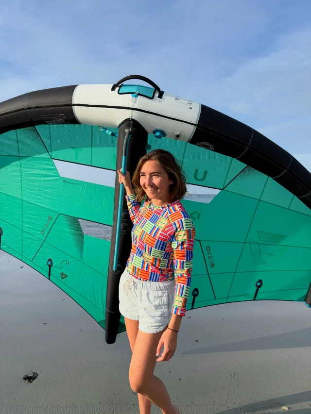 ⛵️ Marina ⛵️
___
Un lycra pour faire du wingfoil, un projet idéal pour la matière lycra bi-stretch avec ici, le motif Marina 🌈
Côté patron, il s’agit du modèle Valérie de @jalie_patterns hyper simple à coudre ! 🧵 
À toi les vagues ma petite Claire ❤️🌊
___
La collection été « Escales marines » sera à retrouver en pré-commande dès demain, 20h, sur carolerampinetta.com ✨
___
Ps : @duotone.wing à quand les voiles à motifs ? 😍😍😍 mes pinceaux sont prêts !
___
#escalesmarines #motifbreton #wingfoil #lycrashirts #carolerampinetta