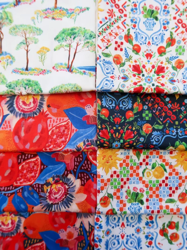 Escales méditerranéennes ☀️
___
Un petit récap de la capsule méditerranéenne de la collection été « Escales marine » avant de partir direction la Bretagne ce soir ! ⛵️
___
Dans l’ordre d’apparition des motifs :
🌞 Majolique
🌚 Majolique marine
🌵 Majolique Azur
🍋 Majolique carreaux
🌲 Pinède
🌸 Grenadine rose
🫐 Grenadine Marine
🍊 Grenadine violine
___
Commente en emoji ton motif préféré 🤩 
Bisous et à ce soir pour les premiers dessins de l’escale bretonne ! ⛵️
___
#escaleméditerranéenne #motifsexclusifs #carolerampinetta #collectionetetissu