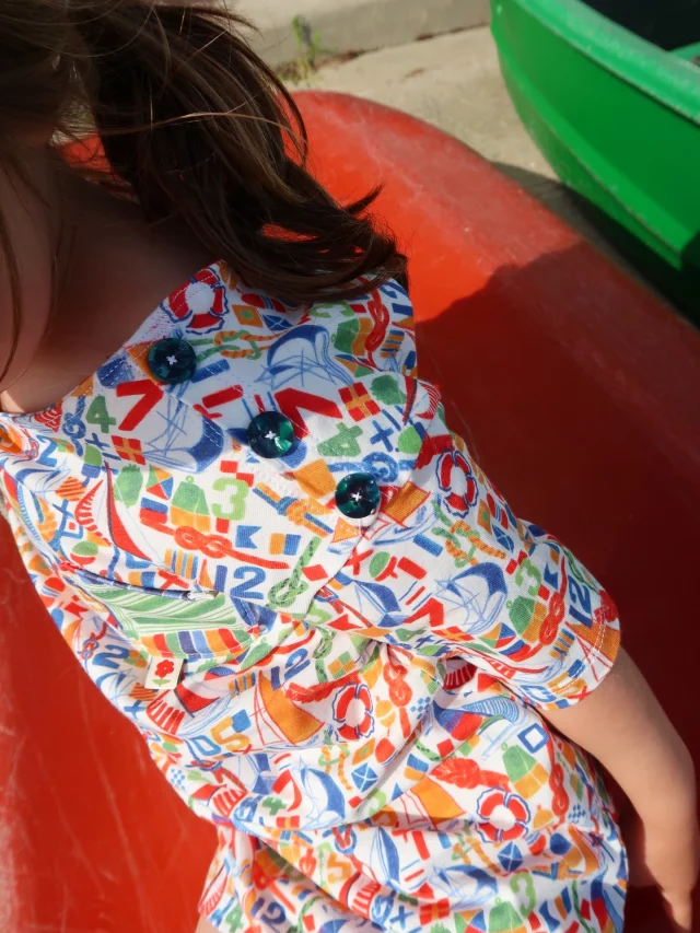 Nautique 🌊
___
Une robe marinière en jersey de coton dans le patron Quiberon de @ikateecouture 🧵
Voici le combo parfait pour ma petite moussaillon et le motif « Nautique » 🥰
___
Toute la collection été sera disponible en pré-commande dès lundi sur carolerampinetta.com ✨
Et il me reste encore plein de motifs et tissus à vous faire découvrir pour cette saison ☀️
___
#escalesmarines #motifvoilier #nautisme #sailing #carolerampinetta