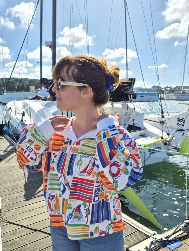 ⚓️ Misaine ⚓️
___
Direction les pontons pour le jersey de coton Misaine ⛵️
Un mélange de Marina et de Nautique pour un motif haut en couleurs inspiré de l’univers de la voile et des courses au large ☀️
___
Côté patron, il s’agit du polo Solène de @theneedlegang cousu en jersey de coton, seule matière où vous pourrez retrouver Misaine 🧵
J’avais une idée vraiment bien précise en tête pour ce motif et je suis très heureuse du résultat 😍
D’ailleurs, @violettedorange tu n’aimerais pas que je te couse le même pour faire le tour du monde ? 🌍 
___
À retrouver dès demain en pré-commande sur carolerampinetta.com, la collection été n’est pas terminée et on embarque dès demain pour une escale créole 🌈
___
#motifbateau #sailing #carolerampinetta #jecoudsmesvêtements #diy