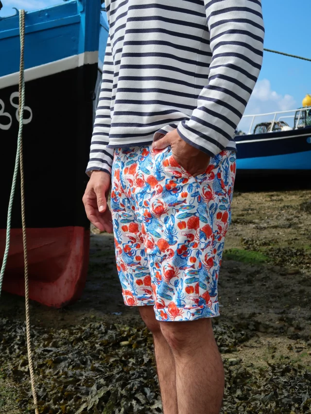 🦀 Retour de pêche 🦀
___
Un dernier petit aperçu de l’escale bretonne avec le motif Retour de pêche avant de partir un peu plus au soleil ce soir ☀️
En gabardine, il est ici cousu en bermuda qui vient du livre « La couture au masculin » de @les_editions_de_saxe 🧵
De mon côté, j’ai hâte de le coudre en version Vareuse avec le modèle de @laetietlea 😍
___
La collection « Escales marines » sera disponible en pré-commande, dès ce soir 20h sur carolerampinetta.com ✨
___
#escalesmarines #collectionmotif #coutureaddict #jecoudspourmonmari #carolerampinetta