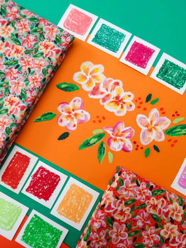Frangipanier 🌸
___
L’escale Pacifique se poursuit avec le motif « Frangipanier » ✨
Des fleurs emblématiques de la Polynésie dessinées aux pastels à l’huile de @sennelier1887 🖍️
À découvrir sur fond turquoise et sur fond orange, votre cœur balance pour quelle version ? 🥰
Ces deux motifs sont à mon programme de couture pour ce week-end 🧵
___
Tous les nouveaux designs de la collection Escales marines sont à retrouver en pré-commande jusqu’à dimanche sur www.carolerampinetta.com ✨
___
#escalesmarines #tissufleuri #frangipanier #pastelssennelier #carolerampinetta