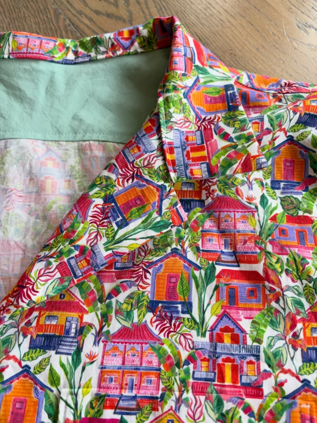 Lacaz 🏠
___
Quelques photos de détails du satin de coton Lacaz avant que le soleil revienne pour vous montrer cette chemisette portée ☀️
___
✂️ patron de chemisette « Le surfeur » de @patronslesbg 
🧵 Satin de coton « Lacaz » à retrouver en pré-commande sur www.carolerampinetta.com jusqu’au 17 mai ✨
___
#escalesmarines #satincoton #motifcolore #carolerampinetta