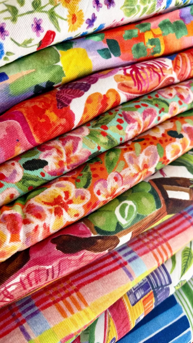 Les twills de viscose sont en pré-commande ! ✨
___
Une vidéo improvisée un peu longue et des chaussures qui grincent pour vous présenter tous les nouveaux motifs de la collection sur LA matière parfaite pour des robes ou des jupes : le twill de viscose ! 🌈
___
Dans l’ordre d’apparition avec les patrons proposés, nous avons :
🌞 Majolique : un top Libeccio de @anceaparis 
🌚 Majolique marine : une jupe Lisa de @maeli.paris ou Pandora de @madeinestel 
🍊 Grenadine en violine, rose et marine
⛵️ Marina : une jupe Samantha de @makemylemonade 
🏠 Lacaz : une robe Babydoll
👗 Créole : la robe Marbella de @lapetiteframbise ou la jupe Bohème de @vanessapouzet 
🍉 Marché aux fruits : une maxi jupe ou une maxi robe !
🌸 Frangipanier en orange et en turquoise
🐚 Nacre : la robe Lapelosa de @apollinepatterns 
🌻 Bord de Loire
🎨 Palette : la robe Meryll de @fibremood 
___
Plein d’inspiration et de couleurs pour un dressing estival 😍
Retrouvez le twill de viscose en pré-commande jusqu’à dimanche soir sur www.carolerampinetta.com ✨
Hâte de savoir votre préféré 😻 
___
#twilldeviscose #motifestival #escalesmarines #coudredesrobes #carolerampinetta