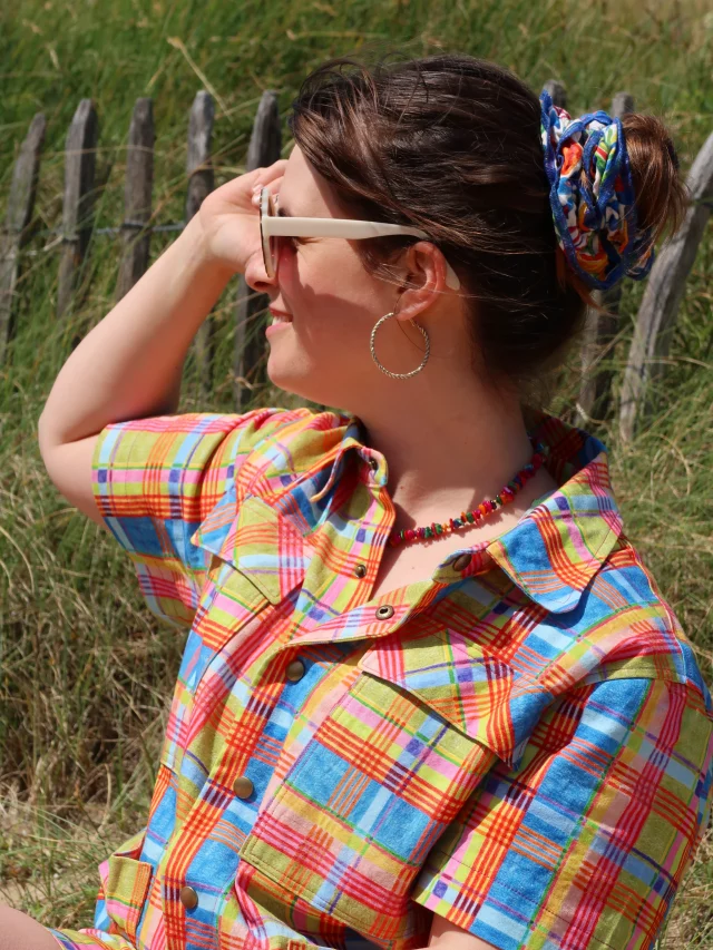 Créole ✨
___
Zoom sur LA combinaison que je vais sûrement porter tout l’été 😍
La gabardine créole cousu en Courtney de @germainpatrons ✂️
Et comment vous dire que c’est un pur bonheur à porter : cette matière et vraiment une de mes préférées à coudre je crois ✨
___
Côté ajustement, j’ai raccourci de 8cm au niveau de la ligne d’ajustement pour mon petit 1m53 🙈
Côté raccord, j’ai surtout choisi de le faire sur le devant puis de m’amuser avec les carreaux pour les poches 🧵
___
Cette combinaison ne sera sûrement pas la dernière, j’ai hâte de m’en coudre une deuxième version dans le motif Lacaz 🏠
Alors, vous l’auriez associé à ce patron aussi le motif Créole ? 🪡
Belle soirée ✨
___
📸 : merci ma petite maman @clairemariani.65 ❤️🥰
___
#courtneygermainpatron #coudresondressing #creole #escalesmarines #carolerampinetta