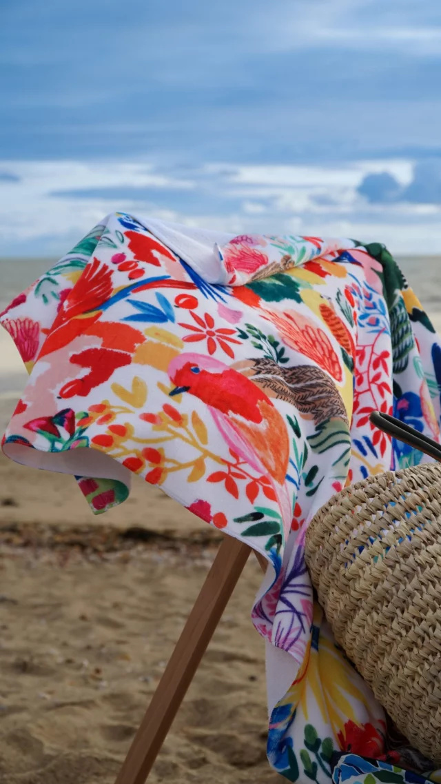 Elles sont de retour ! ☀️
___
Les serviettes de plage sont disponibles en pré-commande jusqu’au 4 juin sur www.carolerampinetta.com ! ✨
7 modèles haut en couleurs pour un été fun et vitaminé 😎
___
Ordre d’apparition dans la vidéo :
🦜 World of birds
🌞 Majolique
🐠 Premier avril 
🐚 Pacifique
🥝 Marché aux fruits
🍊Grenadine
⚓️ Misaine
___
Alors, quel est votre modèle préféré ? 🥰
📸 : @studiocox.photo 
___
#carolerampinetta #serviettedeplage #drapdebain #etecolore #vamosalaplaya