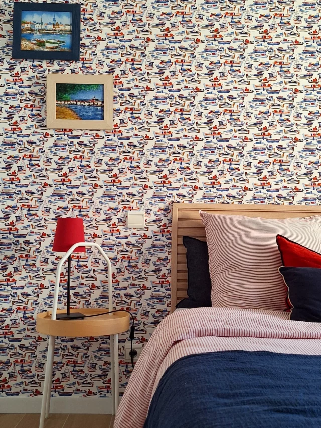 Les papiers peints ⛵️
___
Vous êtes de plus en plus nombreux à me suivre par ici ! 🙈
Peut-être que vous ne le saviez pas, mais mes motifs sont aussi prêts à habiller vos murs ! 🖼️
Imprimé à la commande, vous avez jusqu’au 15 de chaque mois pour choisir votre papier peints qui est ensuite livré sous une dizaine de jours ! 🎨
Des motifs à choisir parmi ceux disponibles sur www.carolerampinetta.com dans l’onglet « papier peints » ou en choisissant un parmi tous ceux que j’ai pu illustrer pour une décoration sur-mesure comme ici avec le modèle « Naoussa » ⚓️
___
Les papiers peints sont imprimés en France, en Anjou, cocorico 🐓🇫🇷
Ils sont disponibles en rouleau composé de 4 lés de 3m de hauteur sur 48cm de large ce qui vous permet de tapisser un linéaire d’1m92 📏
Facile à poser, il suffit d’en coller le mur puis d’apposer chaque lé, les uns à la suite des autres 🖌️
Un jeu d’enfant pour une décoration ultra colorée 🌈
___
Pour plus d’infos, n’hésitez pas à m’écrire ou à commander un échantillon de papier peint sur mon site ou en boutique au 6 rue Lionnaise à Angers ❤️
___
Alors, quel motif aimeriez-vous chez vous ? 😍
___
Merci à ma maison témoin preferée aka celle de mes parents 🥰 @clairemariani.65 @paulrampini 
___
#decoration #wallpaper # rénovation #papierpeint #carolerampinetta