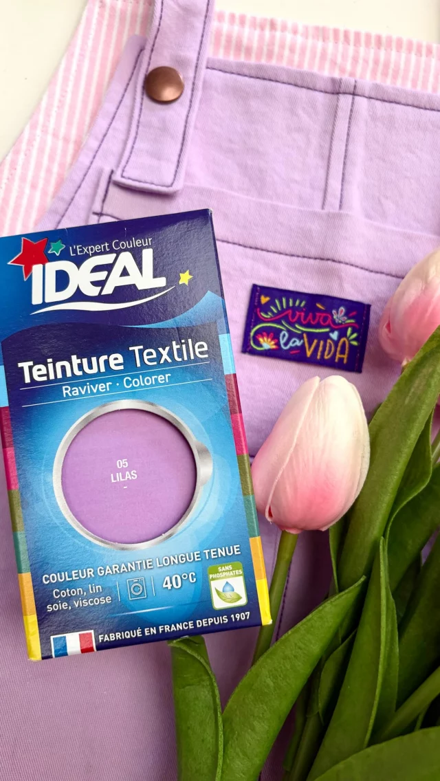 Coudre de l’uni pour aller avec mes motifs, épisode 1 💫
___
Des motifs colorés, j’en ai des tonnes ! Mais les tissus unis pour aller avec, pas forcément 🙈
Je me lance donc ce défi pour avoir un dressing encore + cousu main ! 🤚 
En triant mon atelier, j’ai retrouvé toutes ces chutes de blanc. J’ai donc sorti mes teintures @ideal.teintures avec pour seul but : les transformer 🧵
___
Pour ce premier projet, c’est Clémentine qui a décidé son coloris : un joli violet lilas 🦄
J’ai donc pris une chute de gabardine blanche pour la transformer en salopette 🌈
Côté teinture, c’est vraiment un jeu d’enfant : deux tours en machines et hop, voici un nouveau tissu unique prêt à passer sous l’aiguille ! 🪡
___
Un vêtement uni parfait pour aller avec tous ces t-shirts cousus dans les jerseys imprimés de mes motifs ❤️
Alors, défi relevé ? 💫
___
Teinture Idéal, coloris Lilas.
Collaboration commerciale non rémunérée, produit offert ☀️
___
#teinture #idealteinture #salopetteenfant #jecoudspourmafille #carolerampinetta