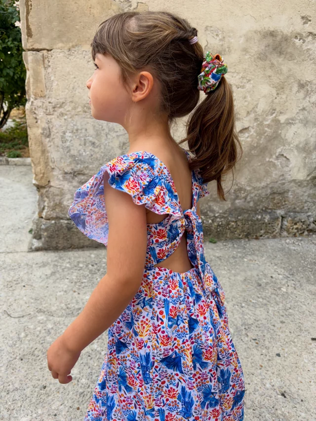 Happy 6 mon petit soleil ☀️ 
___
Merci de nous faire vivre une vie encore plus colorée depuis que tu es née 🌈
___
Pour répondre à vos questions :
✂️ : patron Shelly dress, à retrouver sur Etsy, membre « Haute couture patron »
💙 : satin de coton - Geais bleus
___
#jecoudspourmafille #happy6 #coutureaddict #tissufleuri #carolerampinetta
